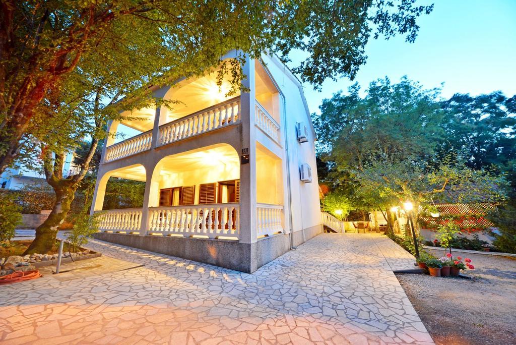 Apartments Karmelic Malinska Bilik gambar