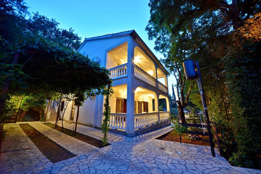 Apartments Karmelic Malinska Bilik gambar