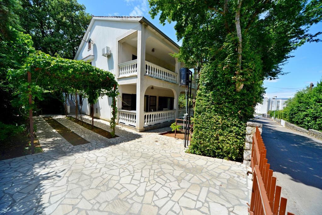 Apartments Karmelic Malinska Bilik gambar